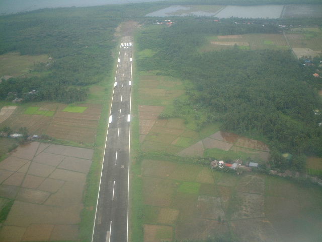 カルバヨグ空港の滑走路。_b0023723_7043.jpg