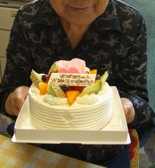 おばあちゃんの誕生日をレポートしなくっちゃ。_a0024873_10152653.jpg
