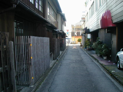 おなじみの西法寺南側の路地_a0005472_1740321.jpg