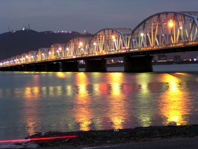 旧吉野川橋の夜景 蝶と花と７０年代のフォーク