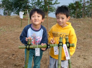 親子ふれあい植樹／能都町合併記念_a0017012_1526066.jpg