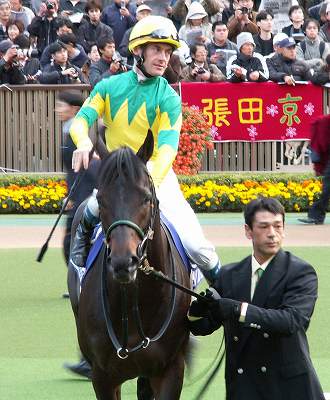 日本馬強し！ジャパンCは、ゼンノロブロイが圧勝でGI連覇_b0015386_21551840.jpg