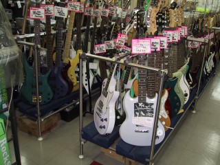 ＢＡＮＤＭＡＮご用達店　”高良楽器店”_b0068414_224032.jpg