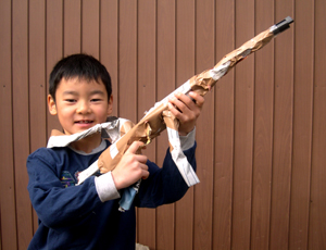 工作活動　　　　新聞紙で出来た銃（カラシニコフか？）_b0014003_1427843.jpg