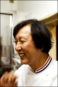 お店のマークとシェフの登場_c0020129_20541465.jpg