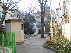 10年ぶりの象の滑り台2(神楽坂・あかぎ児童遊園)_a0028451_2284193.jpg