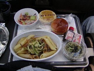 さあ！最初の機内食です。_c0014660_22181063.jpg