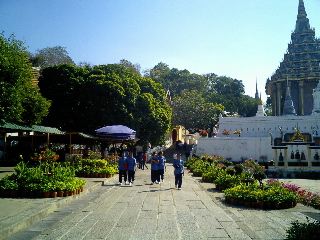 #011 ワット・プラ・プッタバート(วัดพระพุทธบาทราชวรมหาวิหาร) ~サラブリー~_c0039685_201945100.jpg
