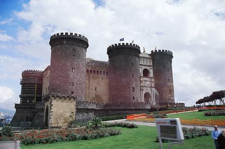 卵城】ナポリの歴史が始まった土地に建つナポリ最古の城 -Castel