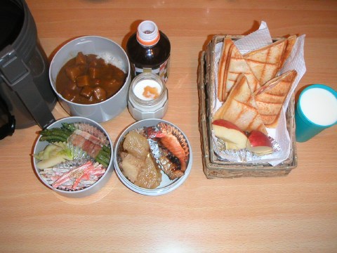 今朝　主人に持たせたお弁当です。昼弁当&朝弁(車中食)_b0033423_8322932.jpg