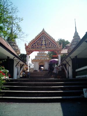 #043 ワット・カオ・プラ・バート(วัดเขาพระบาท) ~チョンブリー~_c0039685_16243139.jpg