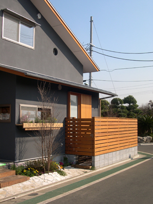 布田の家　　　　軒先を低く抑える_b0014003_16374441.jpg