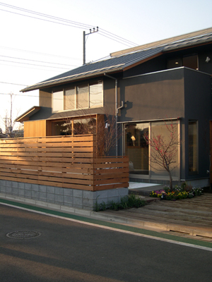 布田の家　　　　軒先を低く抑える_b0014003_16375922.jpg