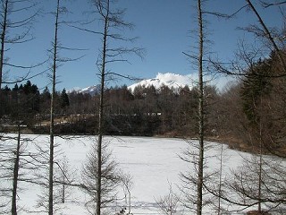 塩沢湖の湖面もまだ凍っています_c0004708_2328161.jpg