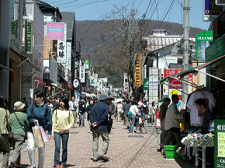 ４月２４日・今日の軽井沢旧道、日曜日でごった返しています。_c0004708_1316599.jpg