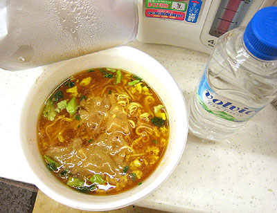 20日目　61食目　明星　ふかひれ醤油ラーメン_d0014356_12565612.jpg