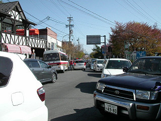 軽井沢・旧道、人も、車も、自転車も、何もかもが大混雑です。_c0004708_15403388.jpg