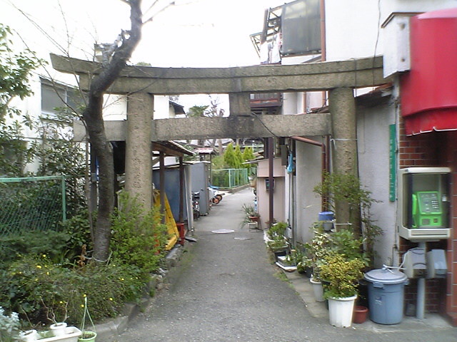 鳥居のある路地_b0060646_19434512.jpg