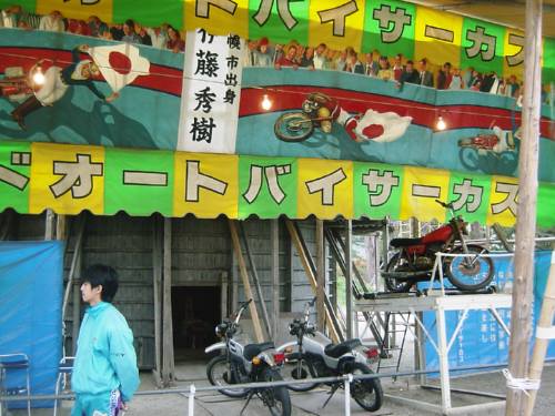 弘前城の桜、オートバイサーカス　吉井酒造煉瓦倉庫がやっとみえて_c0009815_6404837.jpg