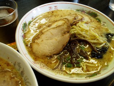 熊本ラーメン　（黒亭）　　　　　ろこお記_c0066553_8341581.jpg