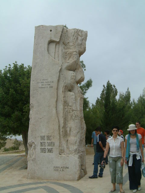 ネボ山 ①　　　　Jabal Nebo　モニュメントと磁場_c0011649_223572.jpg