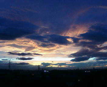 【虹!!! 虹みました!?きょう夕方の空。・・・空にサメ!?】_b0032617_19211496.jpg