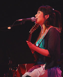 「矢井田瞳 acoustic live 2005 〜オトノシズク〜」総集編 ＜前編＞_d0040134_1183999.jpg