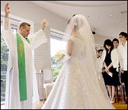 Here Comes the Japanese Bride, Looking Very Western - NY Times_d0066343_13372516.jpg