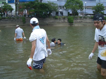 川の中に入りました 2005.7.18_b0002156_23561570.jpg