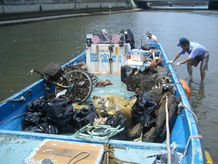 川の中に入りました 2005.7.18_b0002156_2358161.jpg