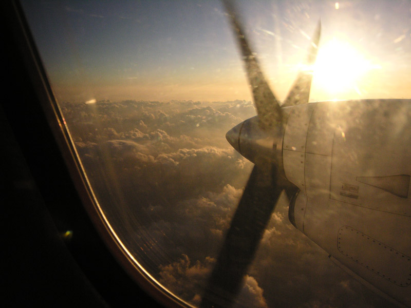 『旅窓』！　ＳＡＡＢ３４０のペラの横で♪　　夕日が・・・。もうすぐ鹿児島空港だ。_a0031821_2023490.jpg
