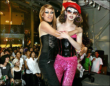 Japanese drag queens perform at a club party - AFP Photos_d0066343_1953674.jpg