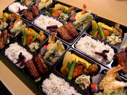 ウナギと大きなエビ天入りのお弁当（２１００円）_d0028602_22203169.jpg