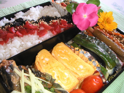 今日のお弁当はこんなのです。どうぞ召し上がれ〜♪_b0033423_11202583.jpg