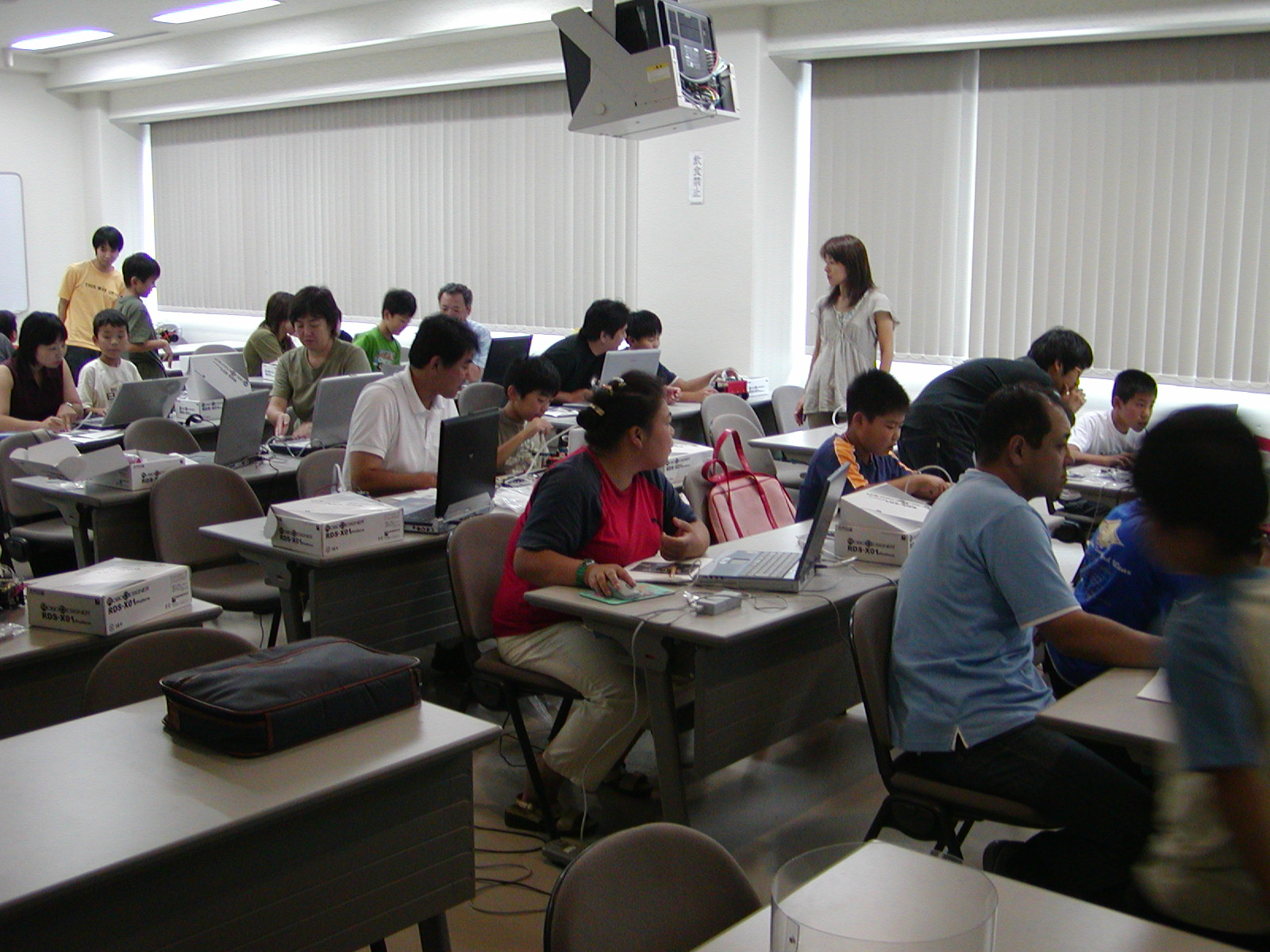 茨城大学工学部会場 親子で楽しむロボット製作