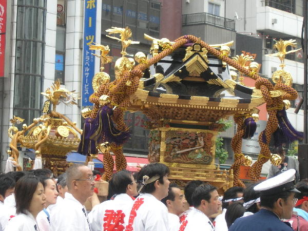 神田祭・将門神輿と小舟町神輿_e0035646_21582672.jpg