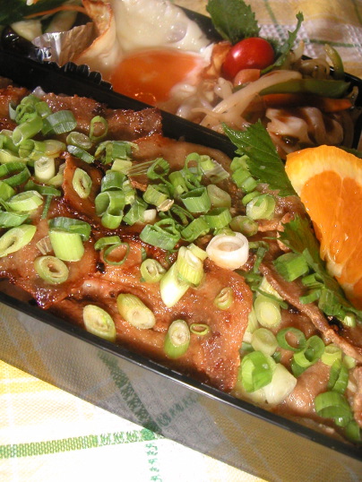 今日は豚のショウガ焼き弁当と目玉焼き&野菜炒めです！！_b0033423_1435834.jpg