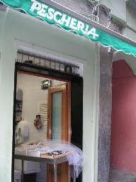 街角スーパー　　　　【\'05　イタリア紀行~ Vernazza】_c0032863_16381084.jpg