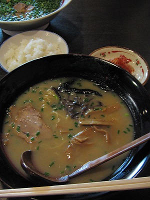 塩っ辛さの醤油とんこつスープ・・・一代元｢とんこつラーメン｣_c0001578_23531925.jpg