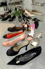 私だってシンデレラ気分　大きいサイズの婦人靴店　続々 (東京 2005/09/05朝刊)_d0066343_1114111.jpg