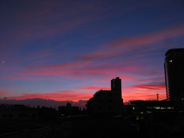 ピンクと水色の夕焼け空と三日月と金星_c0000587_3365891.jpg