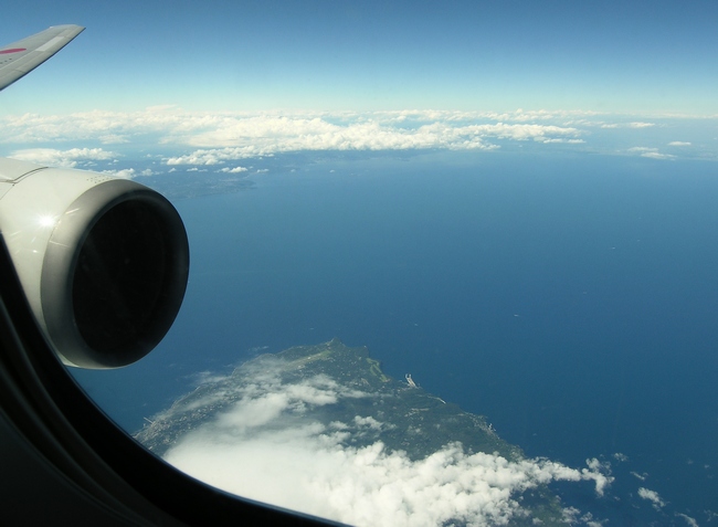 旅窓:すれ違い!近くを飛ぶんだナー・・。帰りも大島上空♪_a0031821_20435517.jpg
