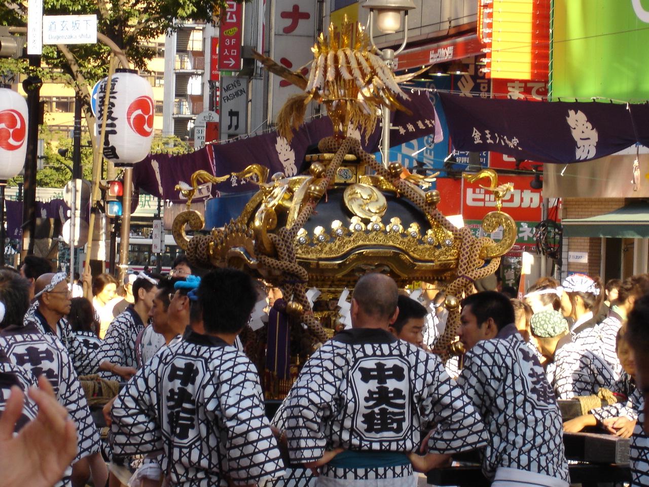 大人たちは昼間から酒を飲む_c0036544_22595472.jpg