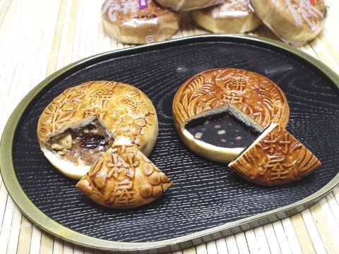中村屋の月餅食べた ヽ ー ﾉ いろいろ食べたよ