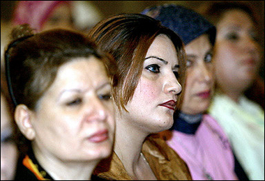 イラク：失われつつある女性の自由 - AFP_d0066343_841488.jpg