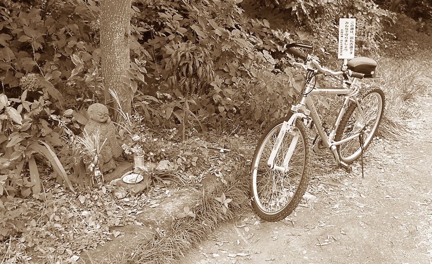 峠のお地蔵さんと自転車_e0060124_20561761.jpg