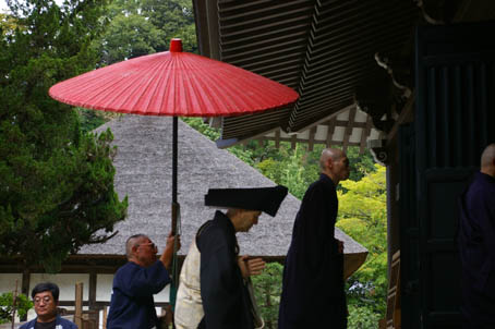 円覚寺開山忌で北鎌倉幼稚園の園児が歌と踊りを奉納！_c0014967_7393335.jpg