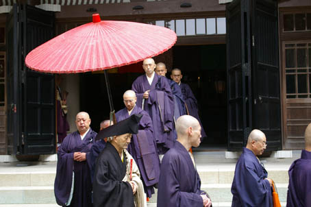 円覚寺開山忌で北鎌倉幼稚園の園児が歌と踊りを奉納！_c0014967_7395543.jpg