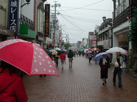 10月10日・今日の軽井沢・小雨・気温13℃・連休最終日で混み合っています。_d0046531_12581536.jpg