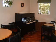 店内にピアノを設置しました_a0041925_0561376.jpg